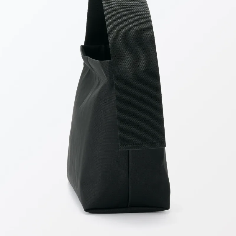 Resirkulert skulderbag med bred stropp