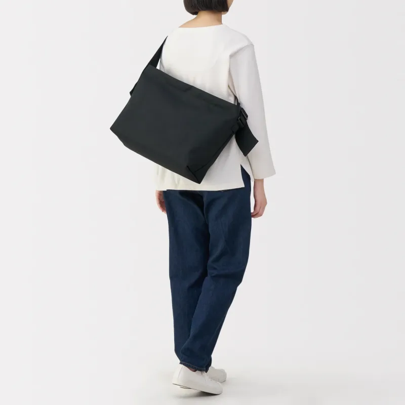 Resirkulert skulderbag med bred stropp